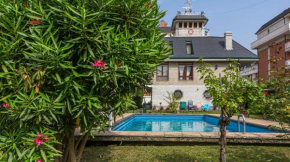 Casa marinera con piscina y jardín.